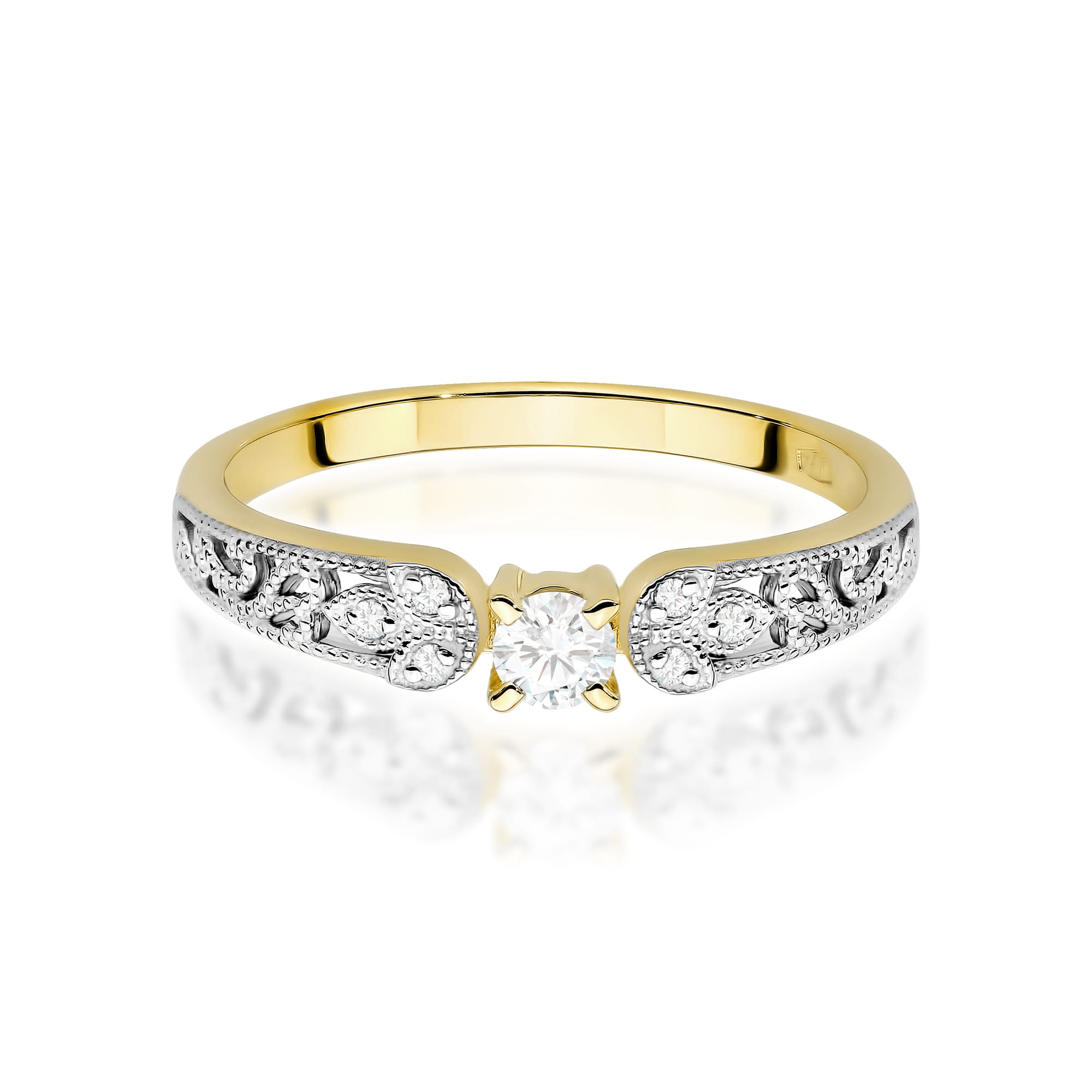 Gold Ring With Lab-Grown Diamonds