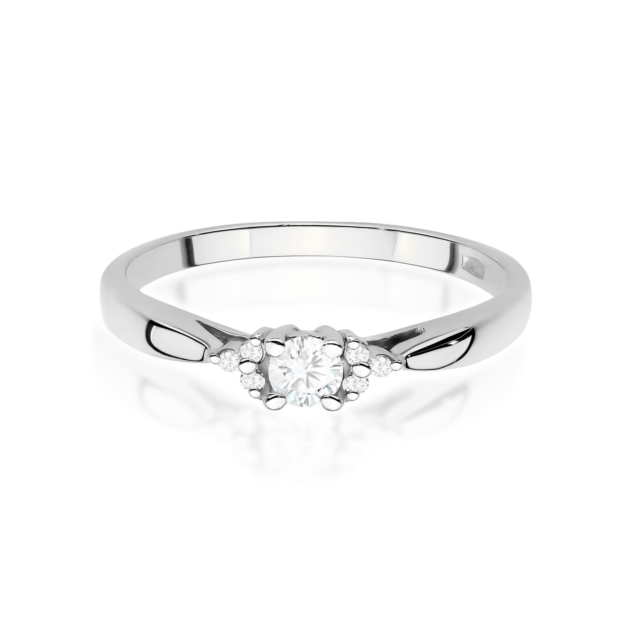 Gold Ring With Lab-Grown Diamonds
