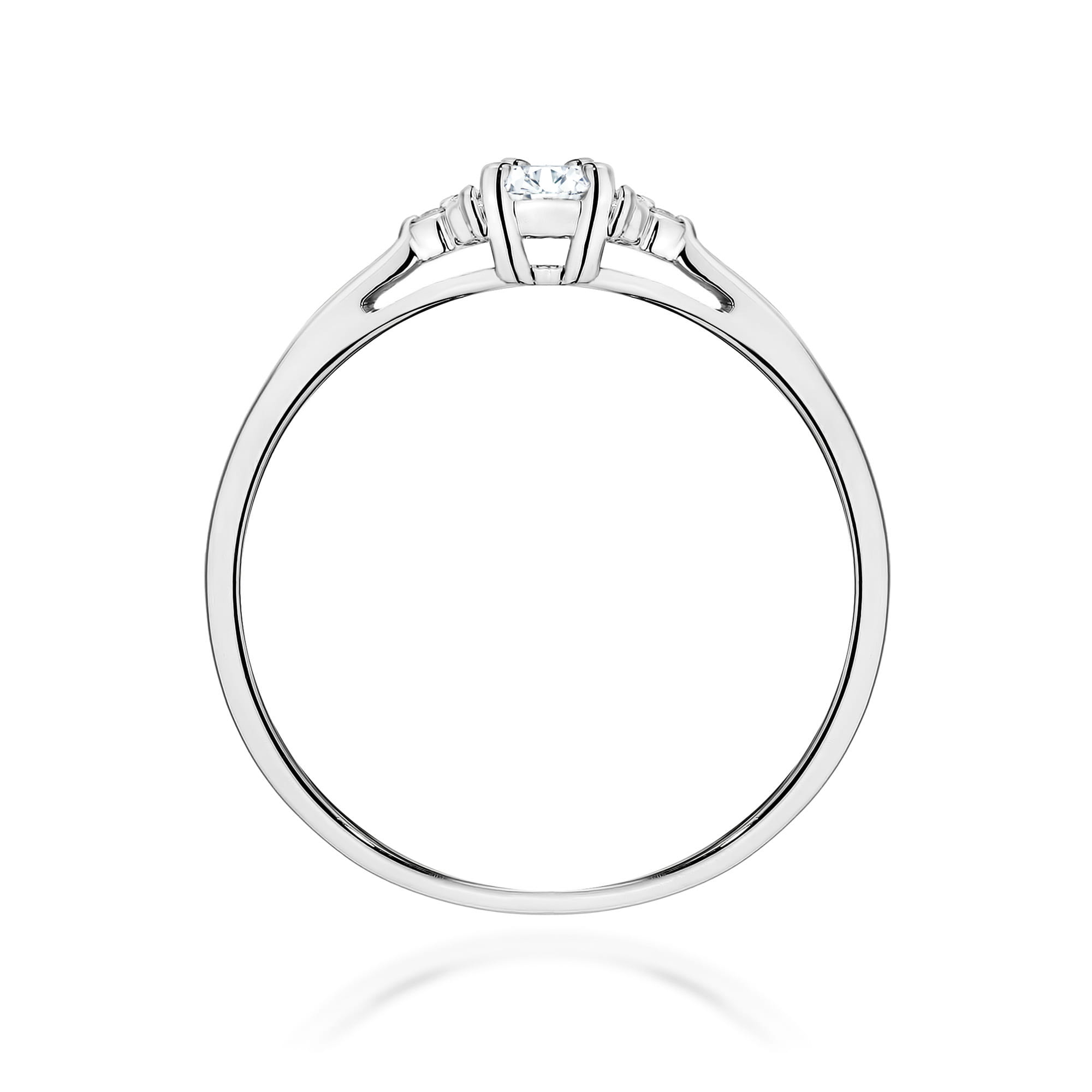 Gold Ring With Lab-Grown Diamonds