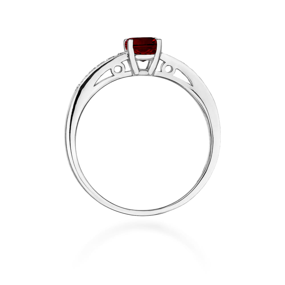 Gold Ring With Garnet And Diamonds