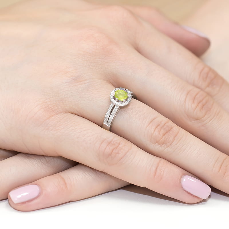 Gold Ring With Peridot And Diamonds