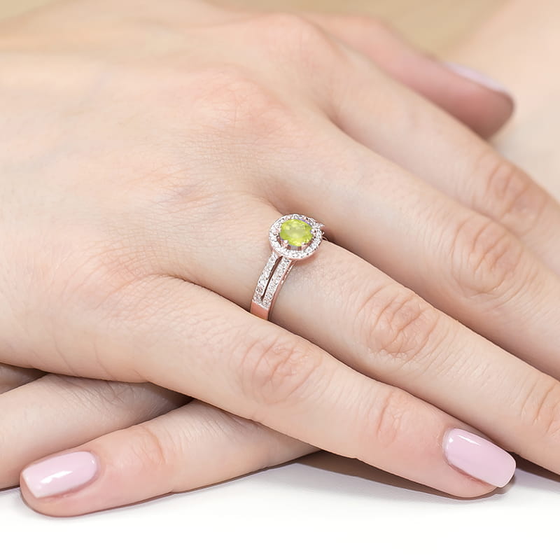 Gold Ring With Peridot And Diamonds