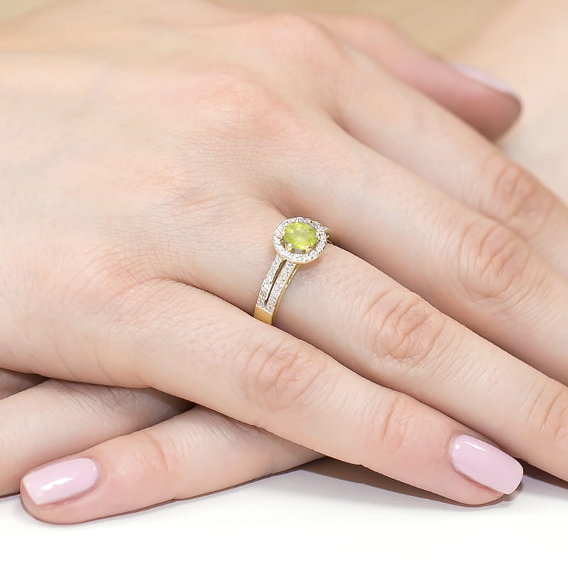 Gold Ring With Peridot And Diamonds