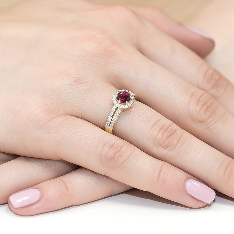 Gold Ring With Rhodolite And Diamonds