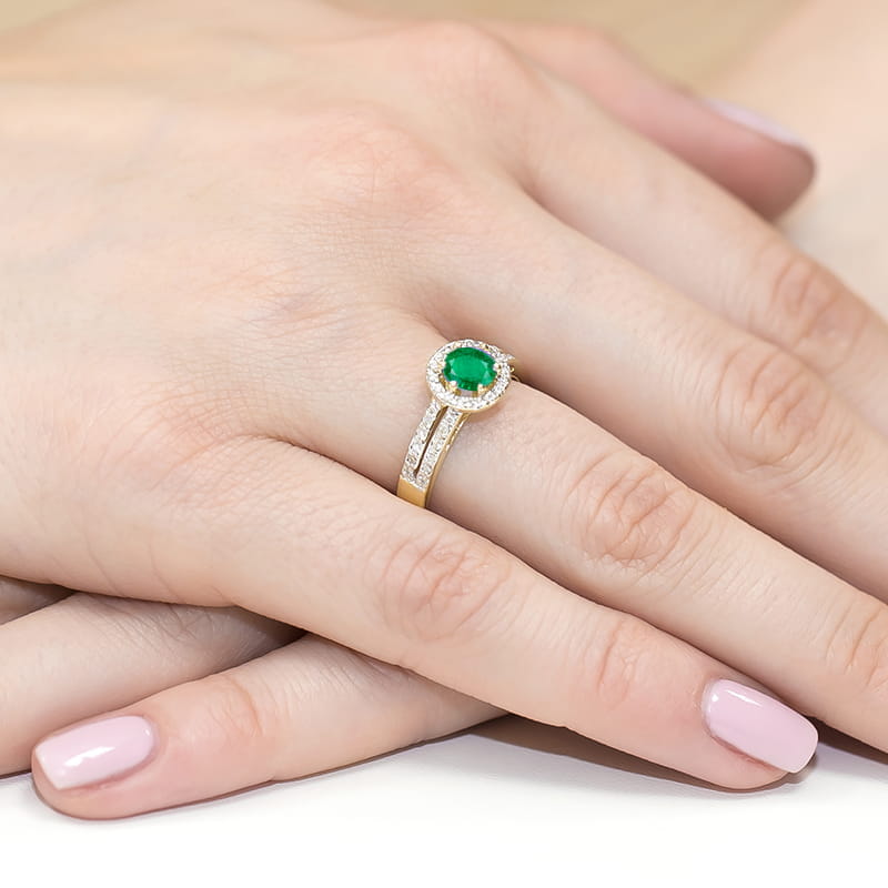 Gold Ring With Emerald And Diamonds