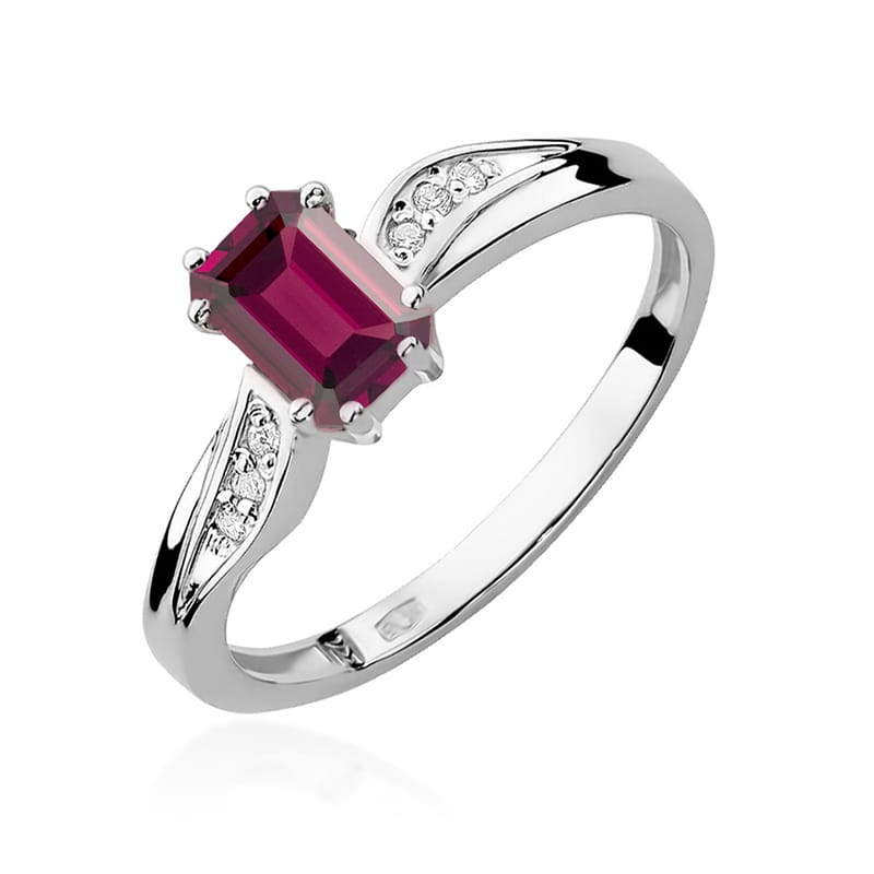Gold Ring With Garnet And Diamonds