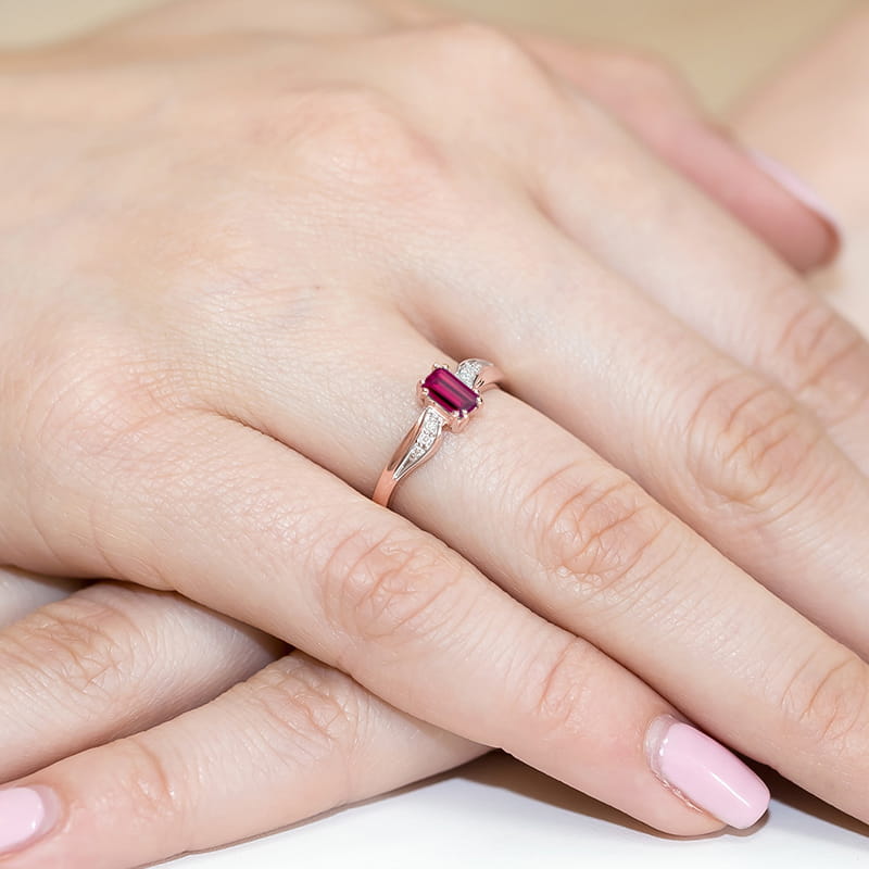 Gold Ring With Garnet And Diamonds