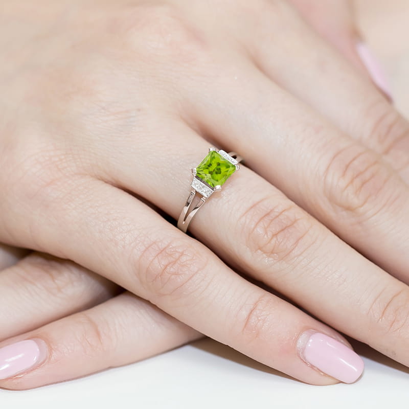 Gold Ring With Peridot And Diamonds
