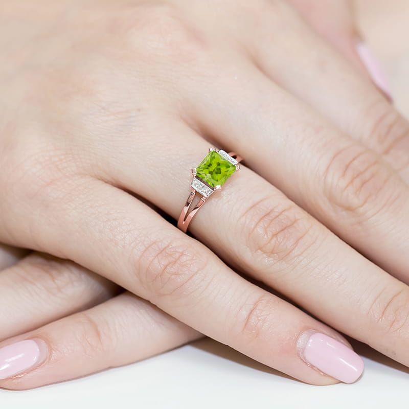 Gold Ring With Peridot And Diamonds