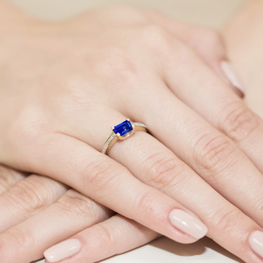 Gold Ring With Sapphire And Diamonds