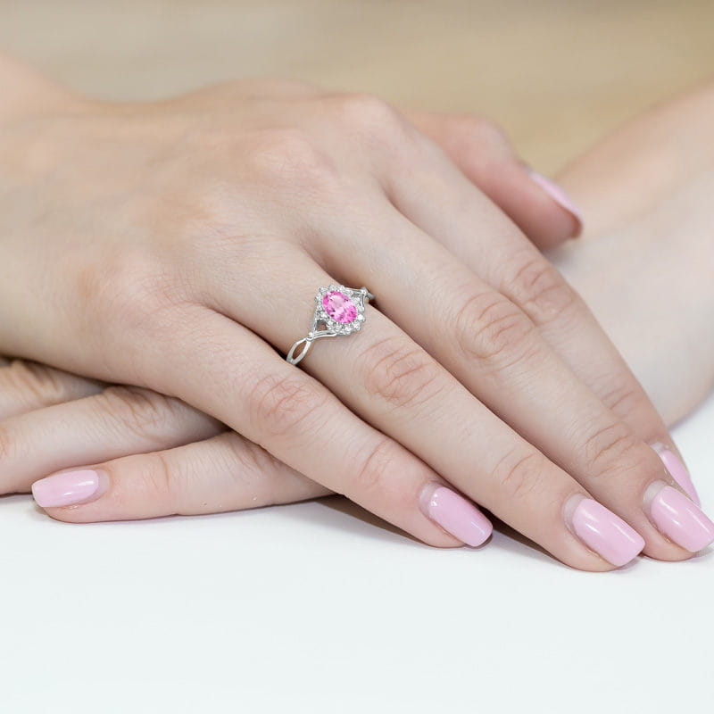 Gold Ring With Pink Sapphire And Diamonds