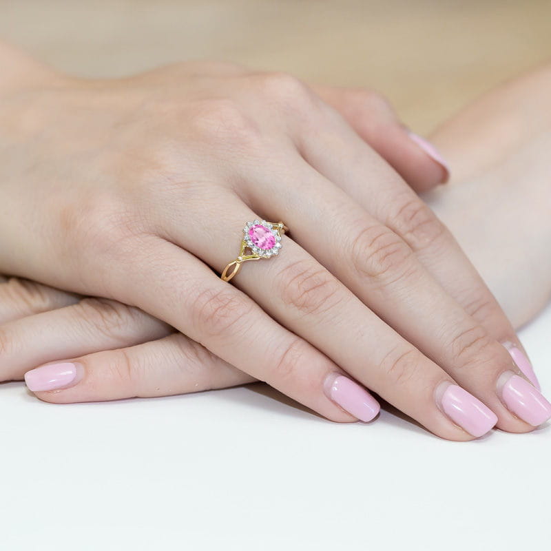 Gold Ring With Pink Sapphire And Diamonds