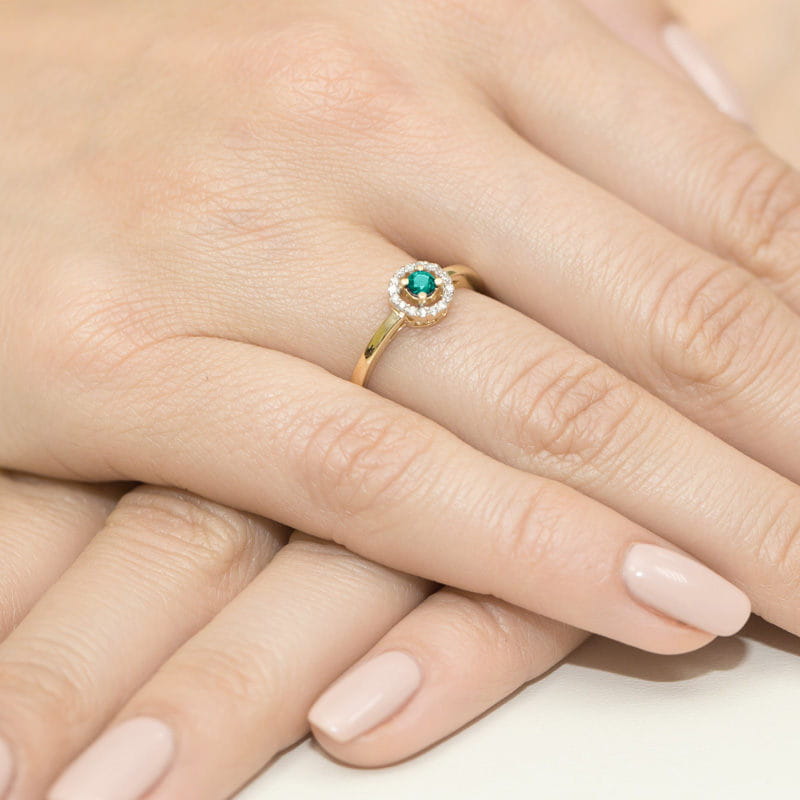 Gold Ring With Emerald And Diamonds