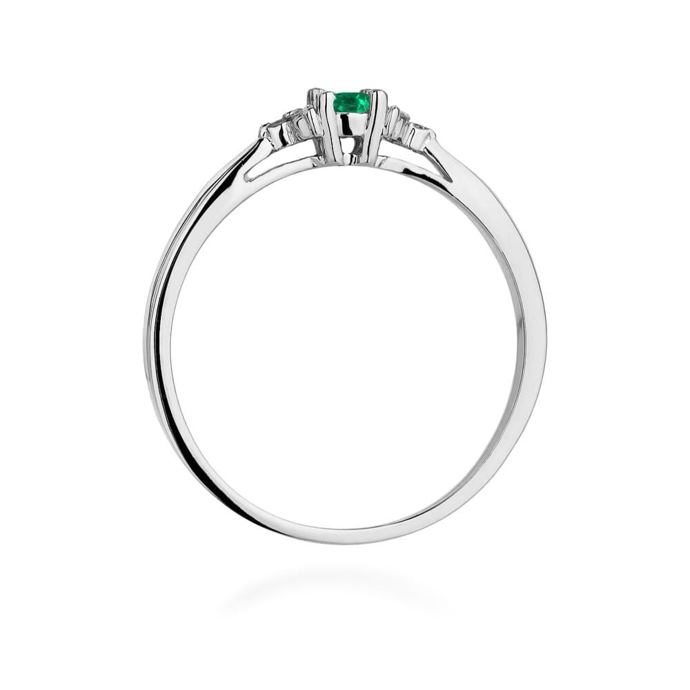 Gold Ring With Emerald And Diamonds