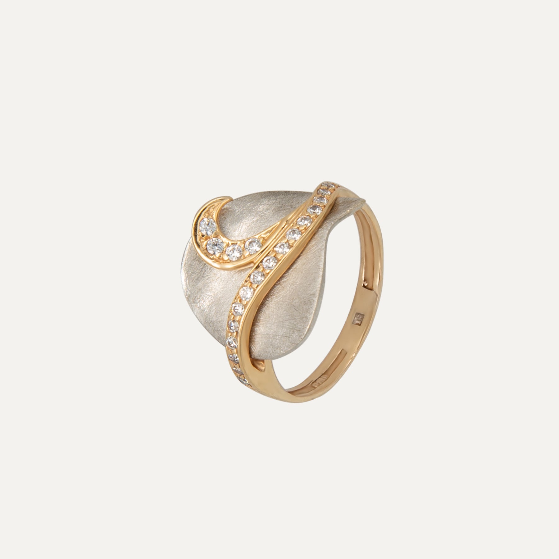 Auksinis žiedas su sendinto balto aukso detale ir cirkoniu