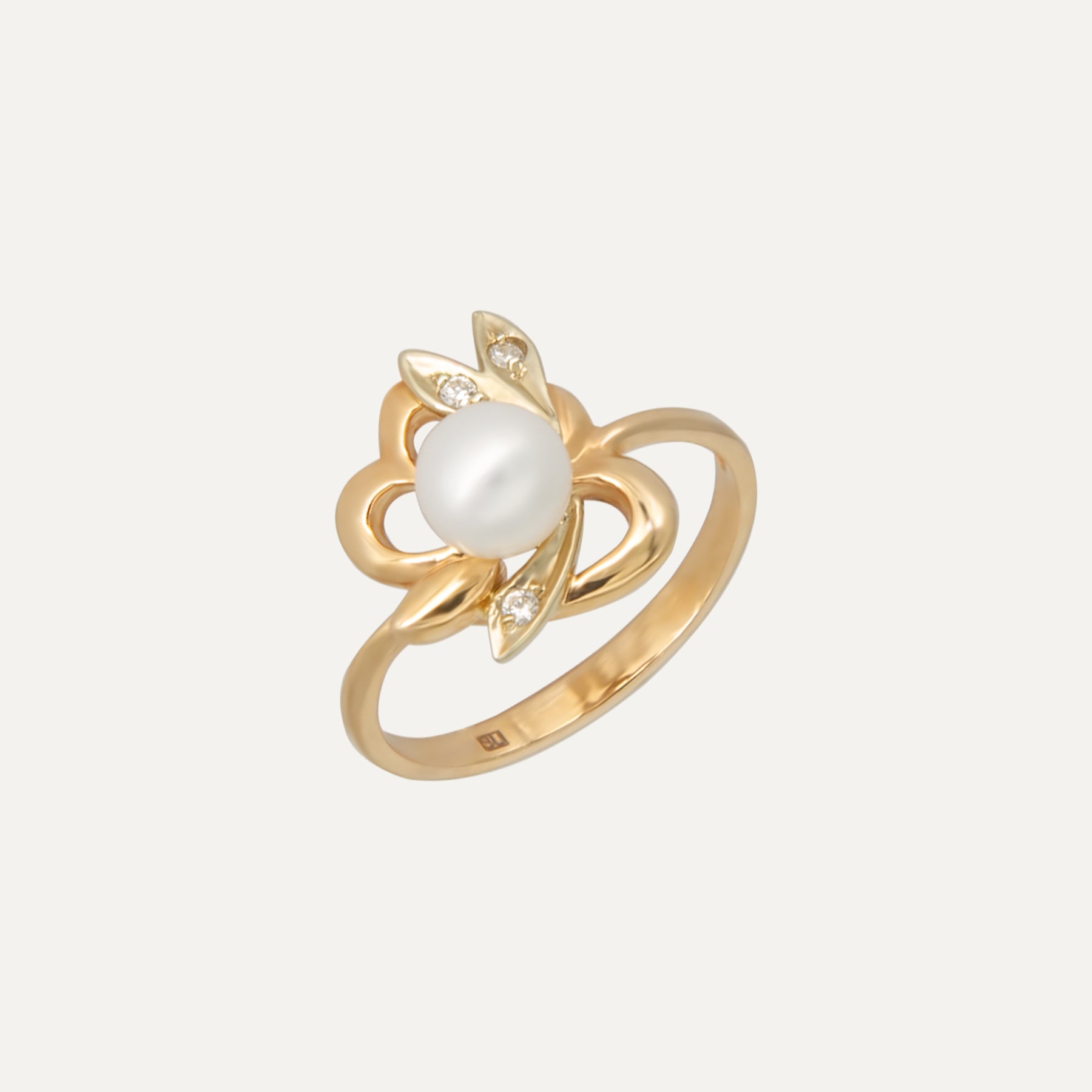 Auksinis žiedas "Perlas Gėlėje"